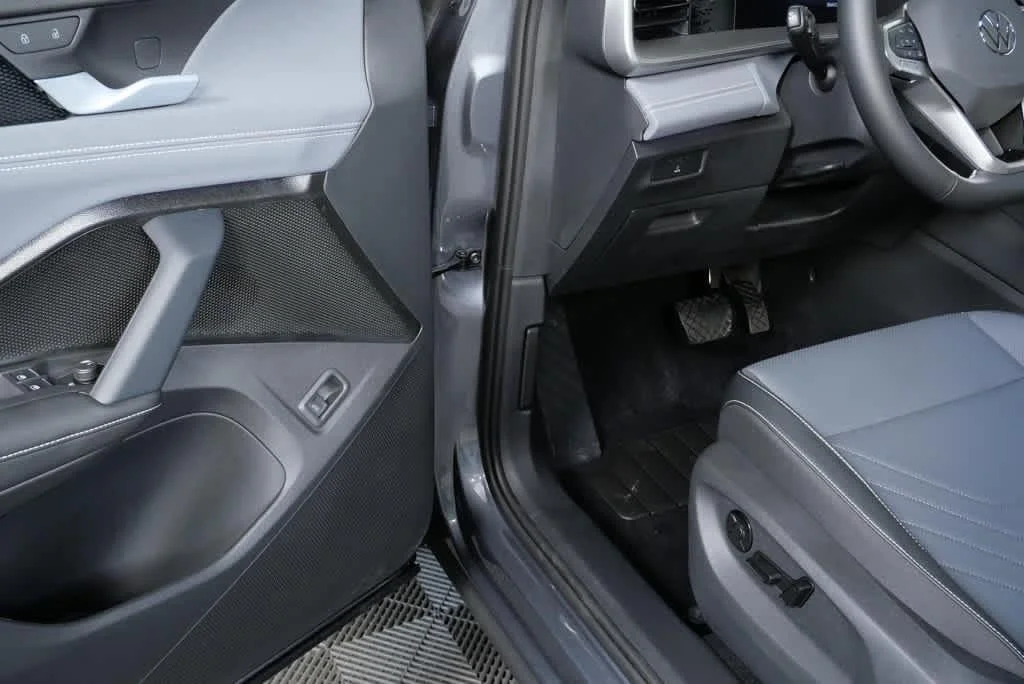 New 2026 Platinum Gray Metallic Volkswagen SE image 7