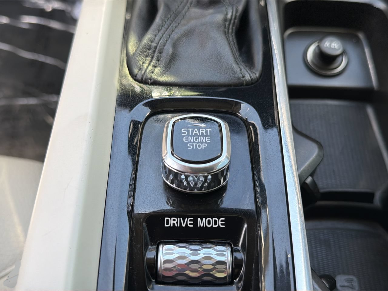 Used 2021 Denim Blue Metallic Volvo T6 Momentum image 32