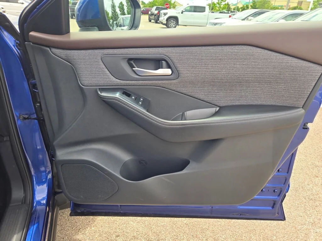 Used 2021 Blue Nissan SV image 7