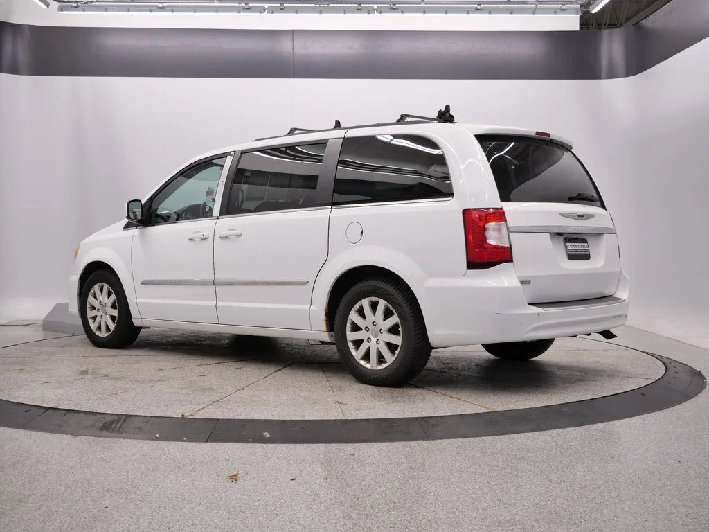 Used 2014 White Chrysler Touring image 3