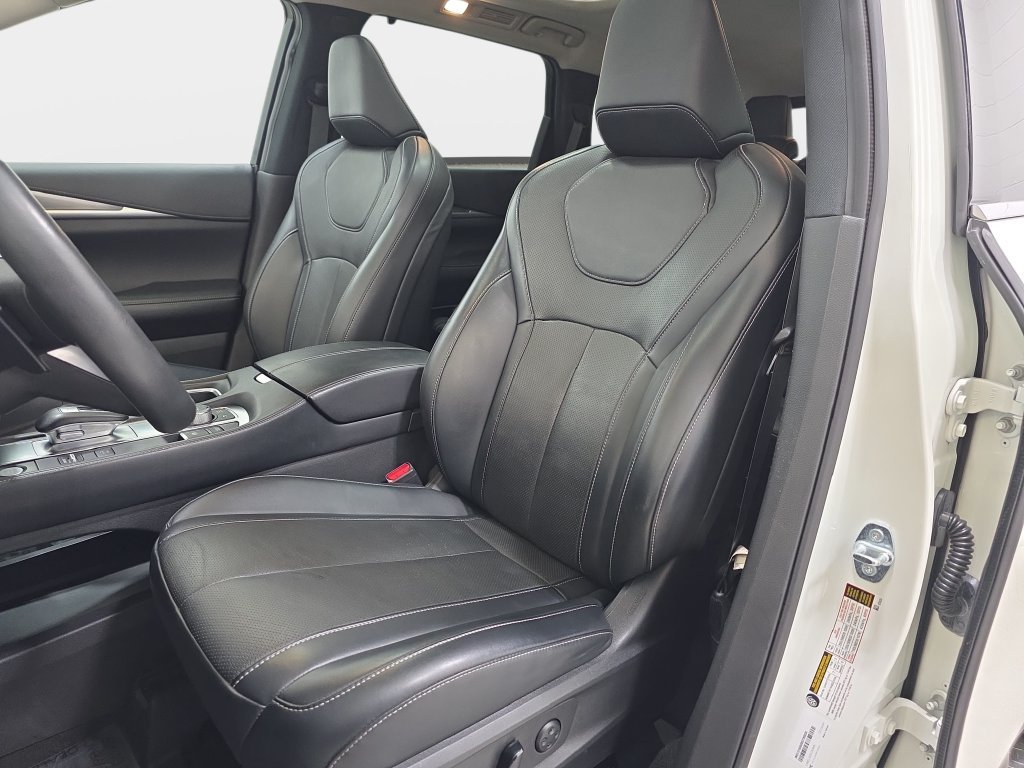 Certified Used 2023 Majestic White INFINITI LUXE image 12