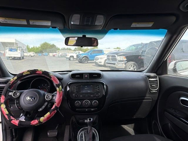 Used 2016 Clear White Kia + image 12