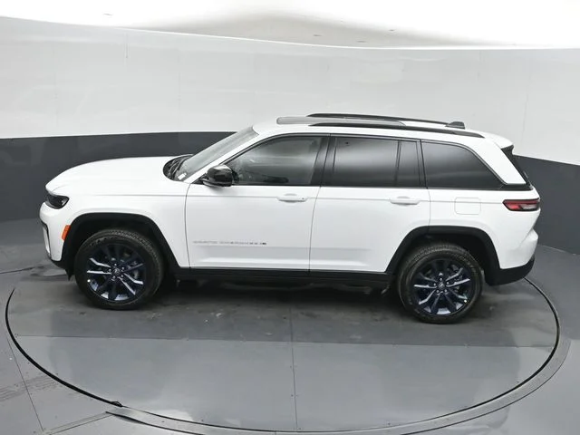 New 2026 Bright White Clear-Coat Exterior Paint Jeep  image 35