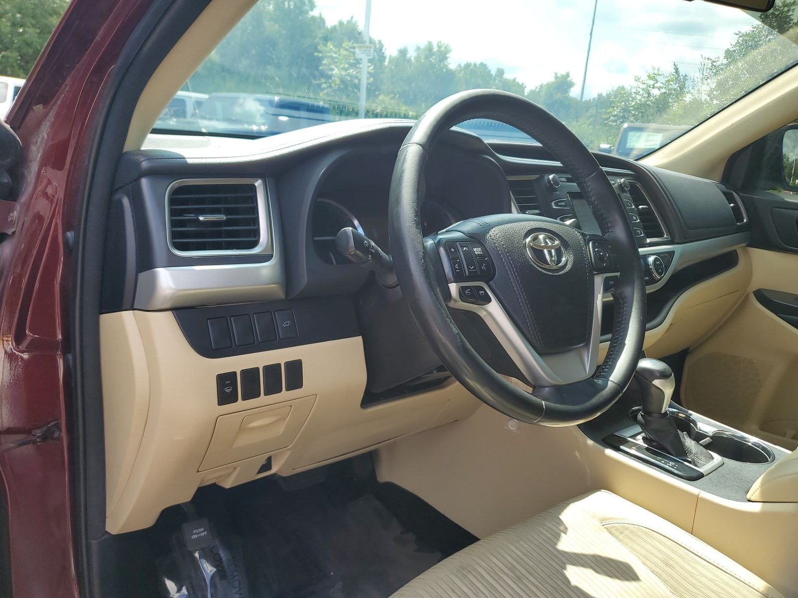 Used 2015 Red Toyota LE Plus V6 image 8
