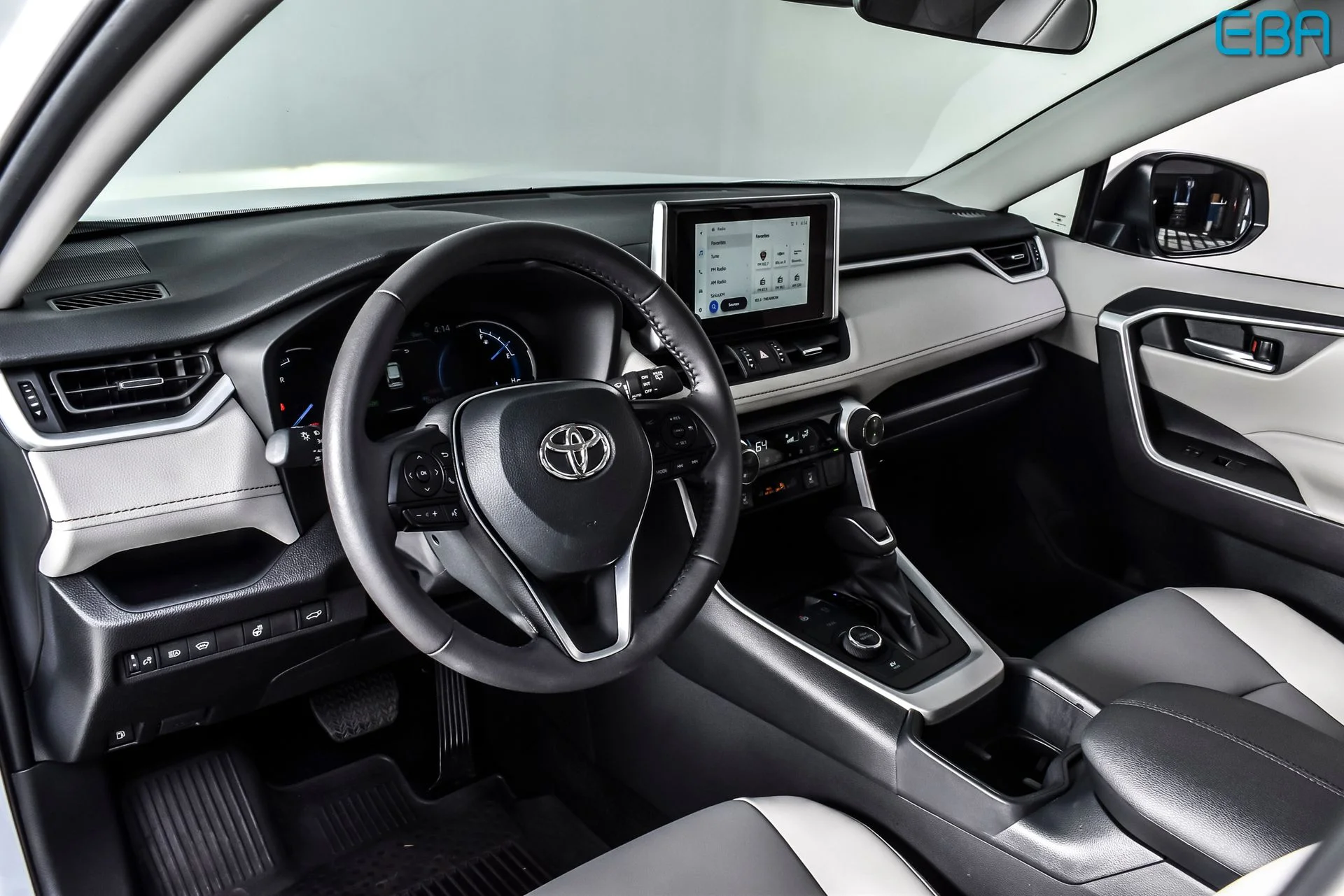 Used 2025 Pearl Toyota XLE Premium image 15