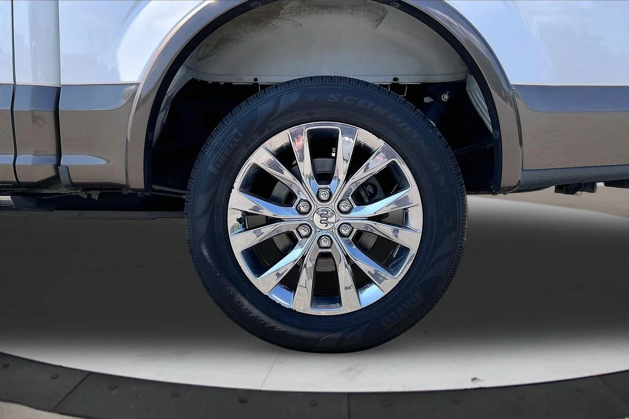 Used 2016 White Ford King Ranch image 38