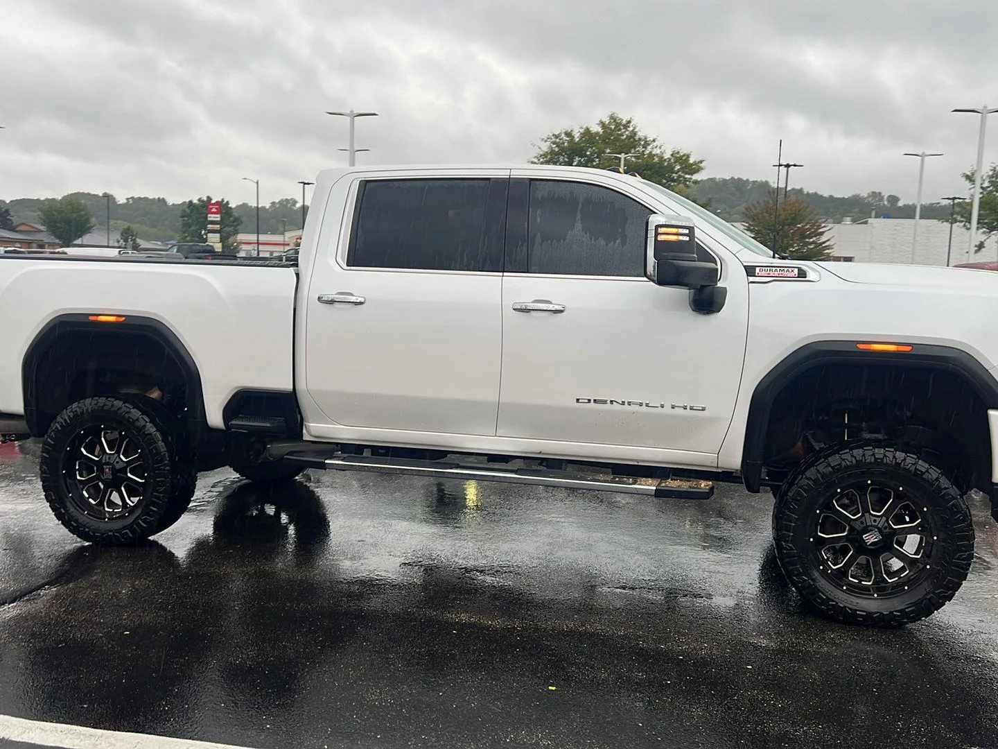 Used 2021 White Frost Tricoat GMC Denali image 4