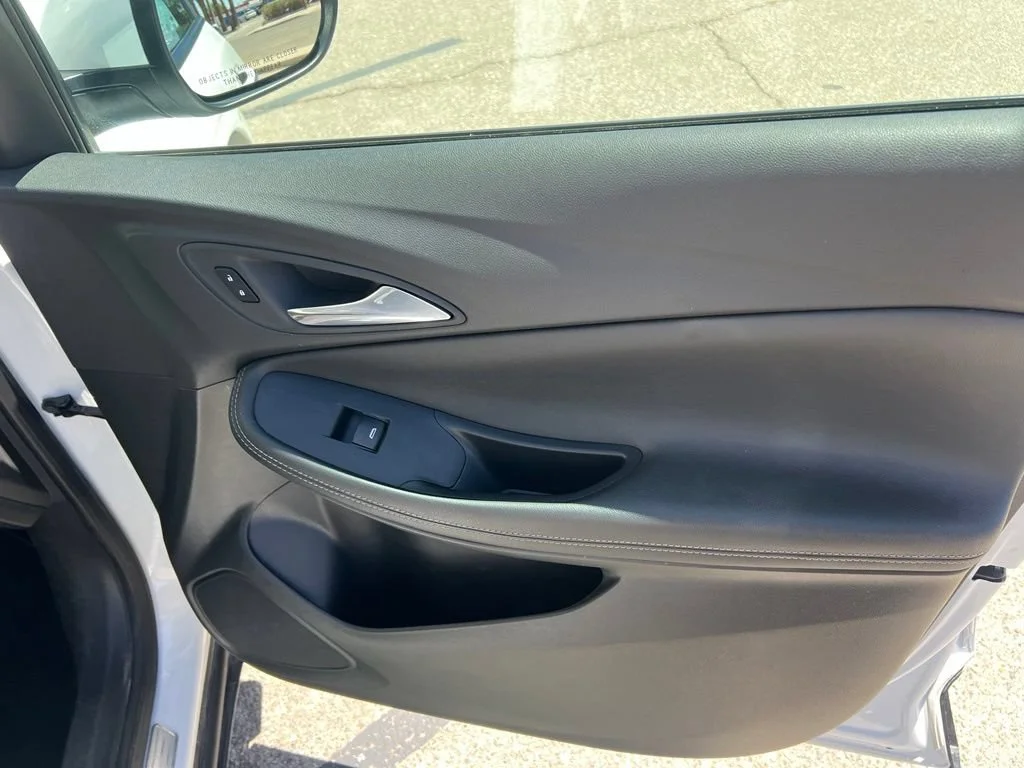 Used 2022 Summit White Buick Select image 24