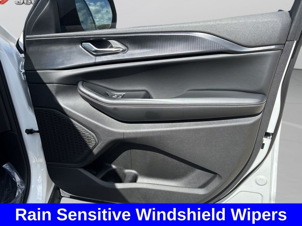 New 2025 Bright White Clear-Coat Exterior Paint Jeep Laredo image 18