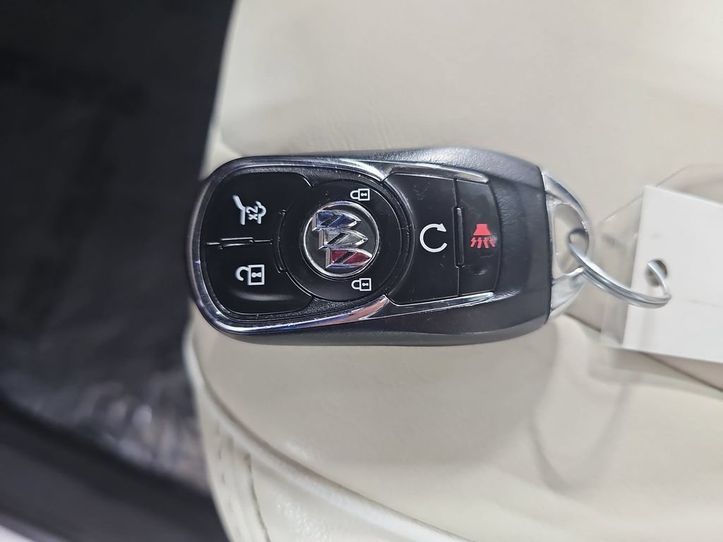 Used 2023 WHITE FROST TRICOAT Buick Avenir image 42