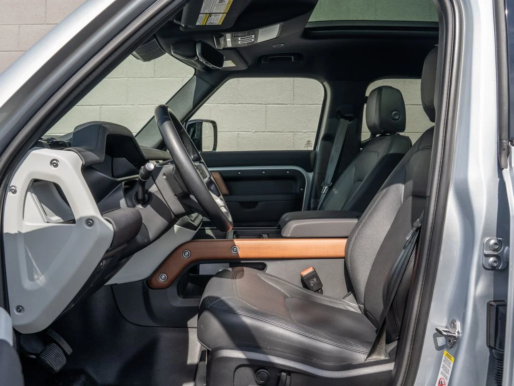 Used 2024  Land Rover SE image 17