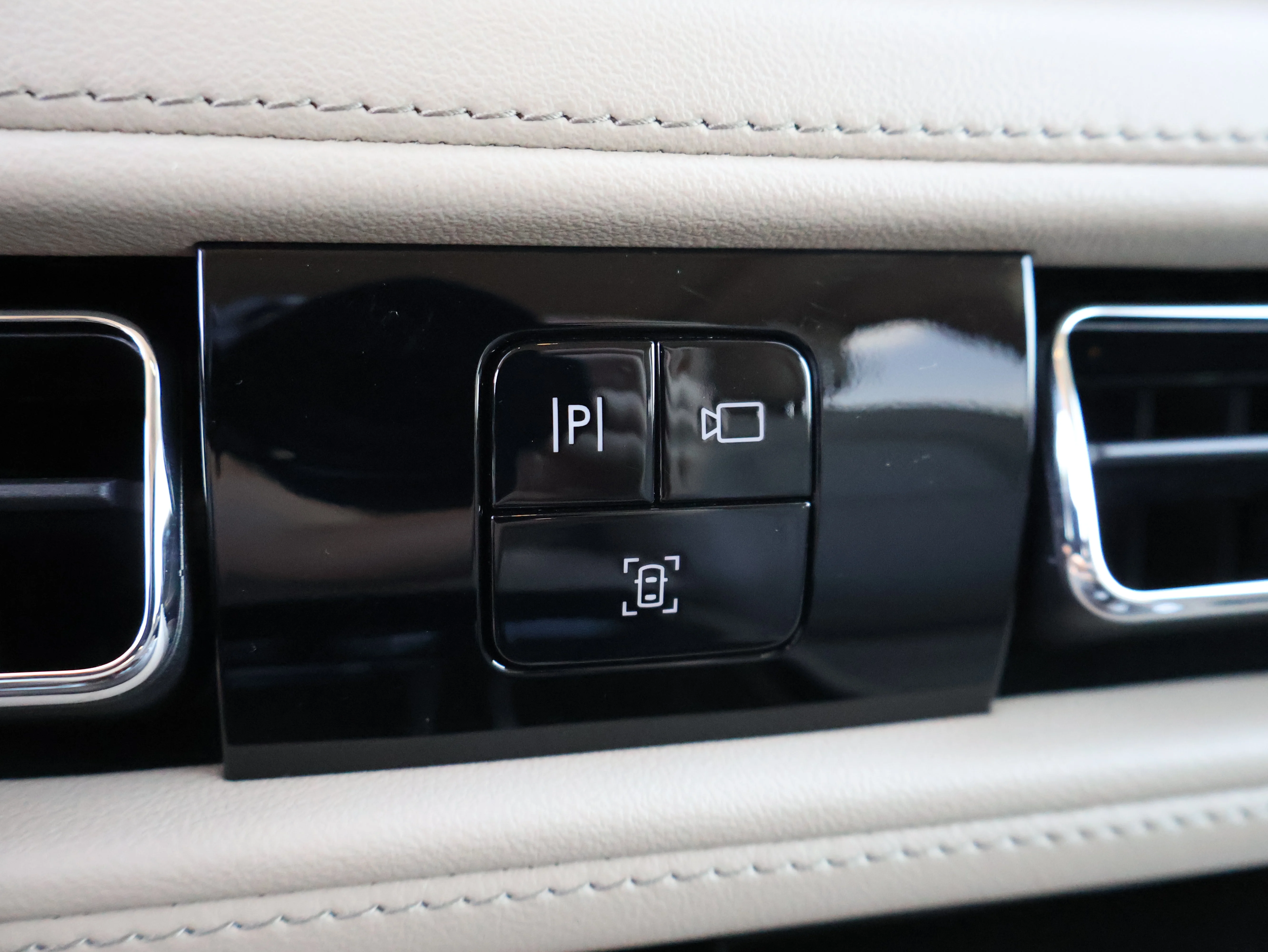 Used 2023 Pristine White Metallic Tri-Coat Lincoln Reserve image 36