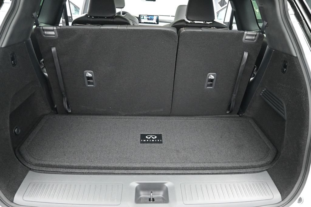 New 2027 2T RAD WHT INFINITI Sport AWD image 12