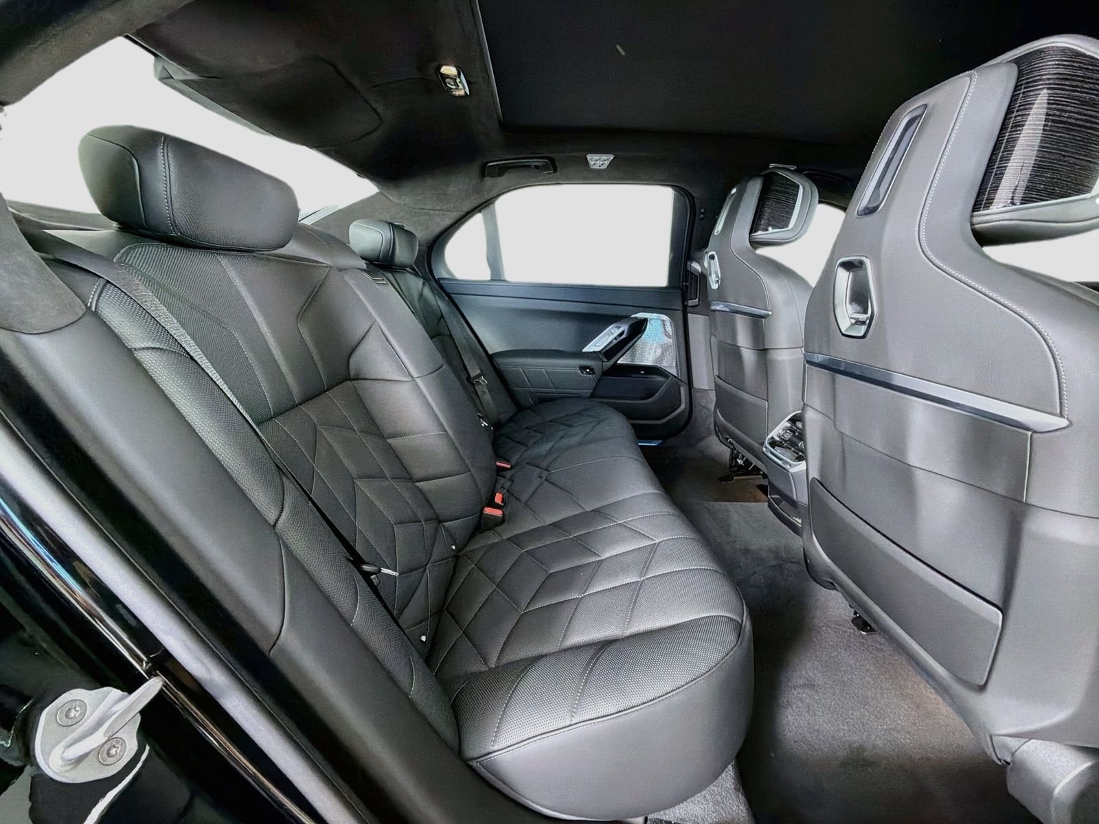 New 2026 Black Sapphire Metallic BMW 750e xDrive image 29