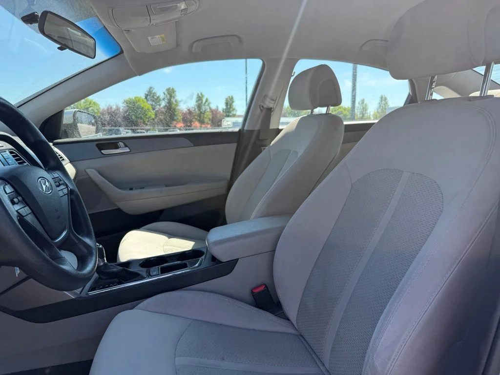 Used 2017 Silver Hyundai Base image 9