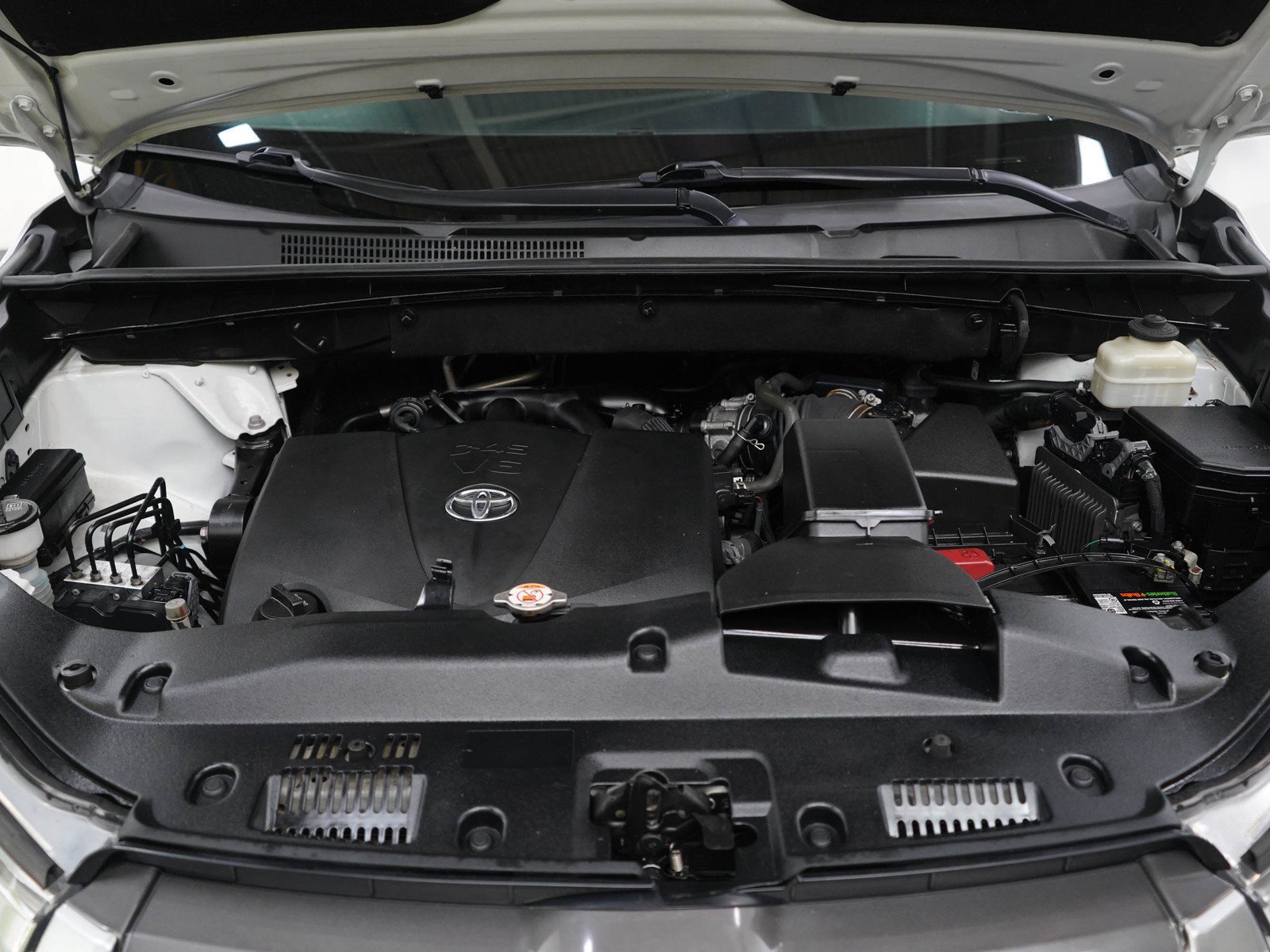 Used 2018 Blizzard Pearl Toyota Xle image 31