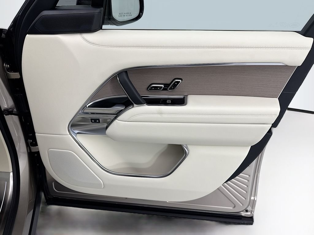 New 2026 Batumi Gold LAND ROVER SE LWB 7-Seats / V8 image 25