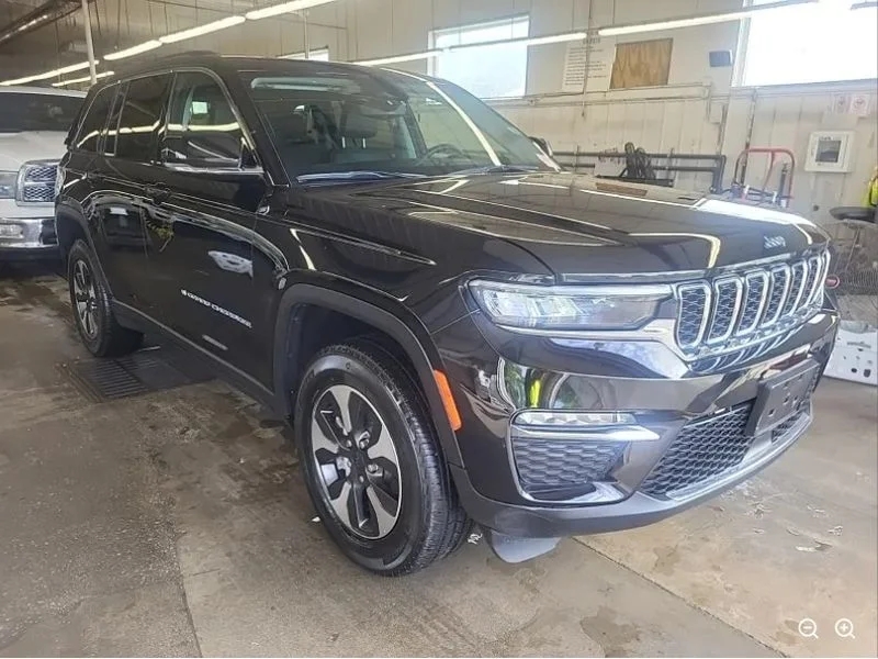 Used 2024 Diamond Black Crystal Pearlcoat Jeep 4xe image 4