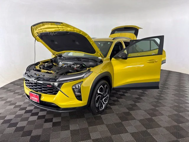 Used 2025 Yellow Chevrolet 2RS image 17