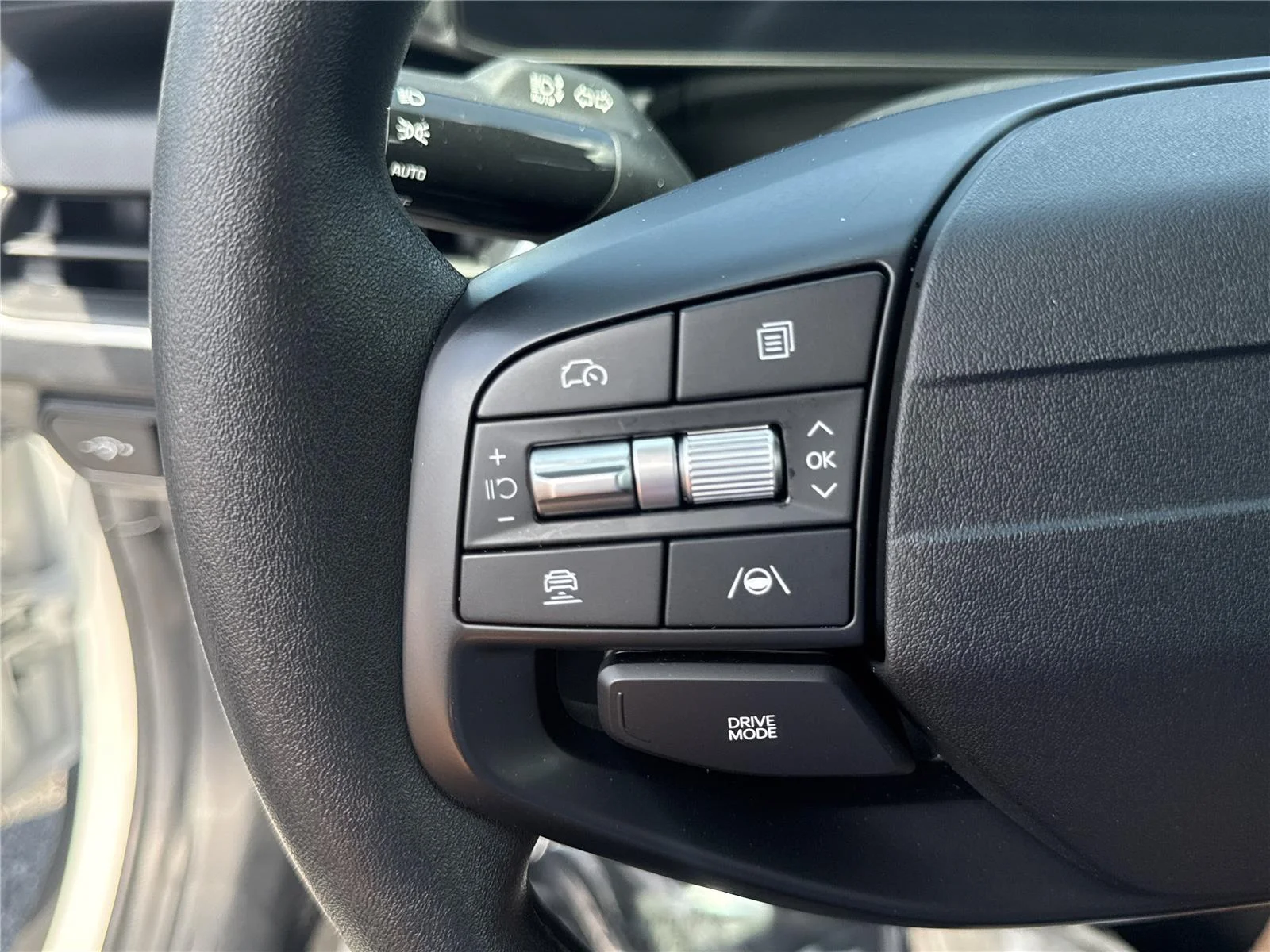 Used 2025 Snow White Pearl Kia LXS image 21