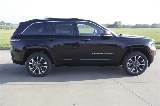 New 2022 Diamond Black Crystal Pearlcoat Jeep Overland 4xe image 2