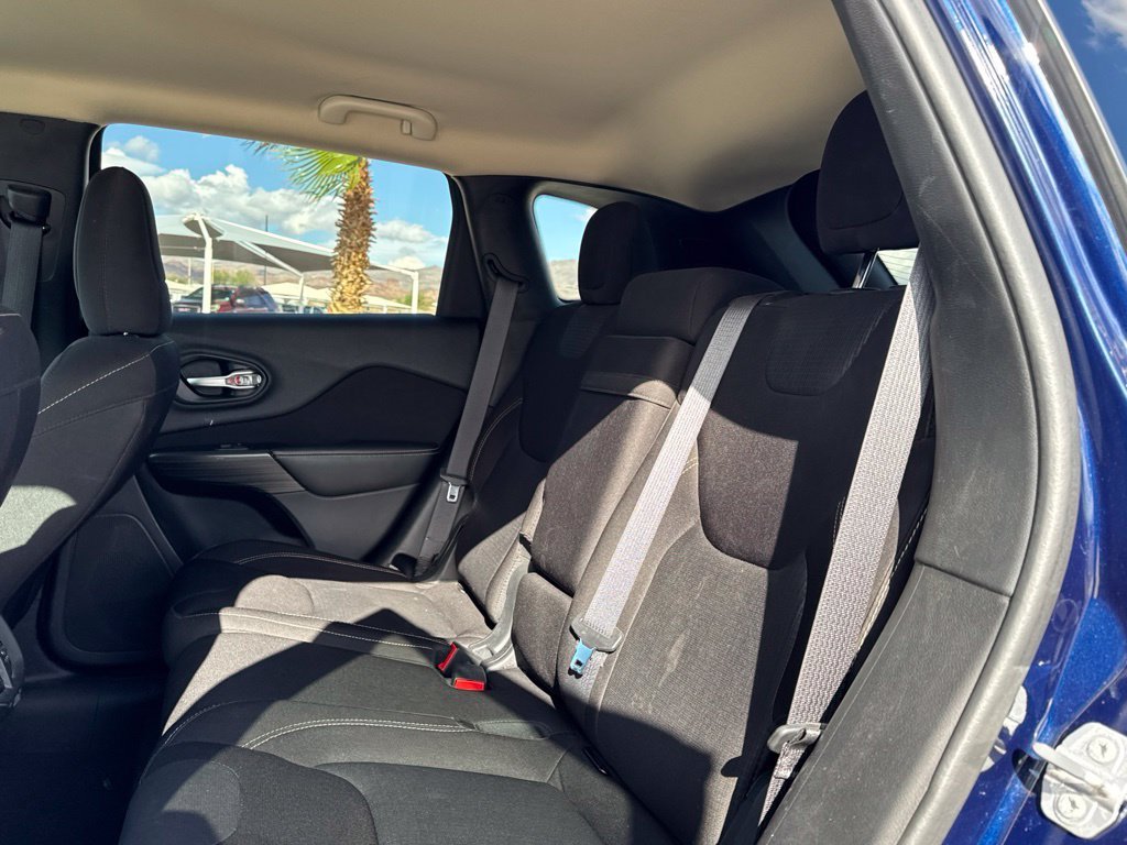 Used 2016 Blue Jeep Latitude image 10