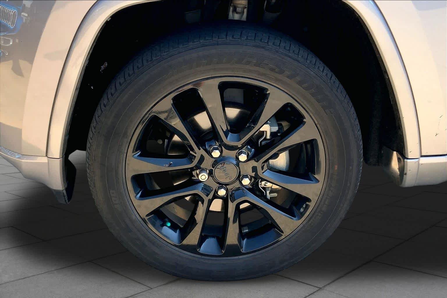 Used 2020 Billet Silver Metallic Clearcoat Jeep Altitude image 10