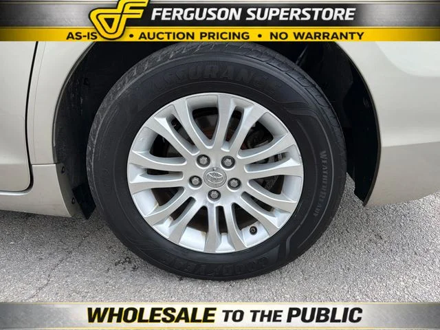 Used 2016  Toyota XLE image 31