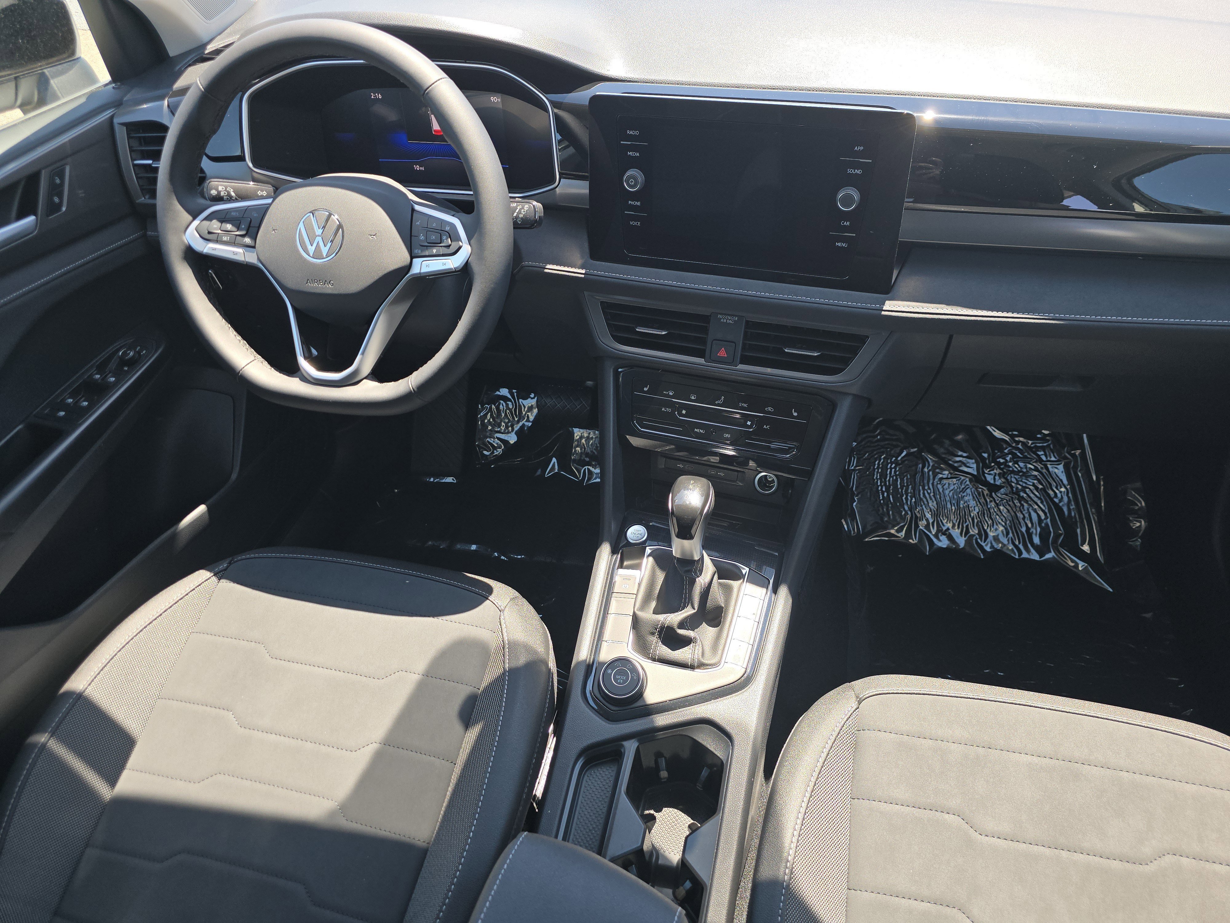 New 2026 Pure White w/Deep Black Roof Volkswagen SE Black image 19