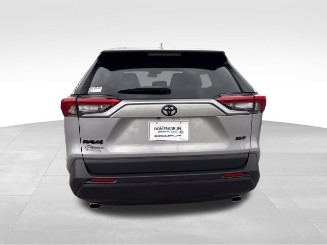 Used 2022 Silver Toyota XLE image 4