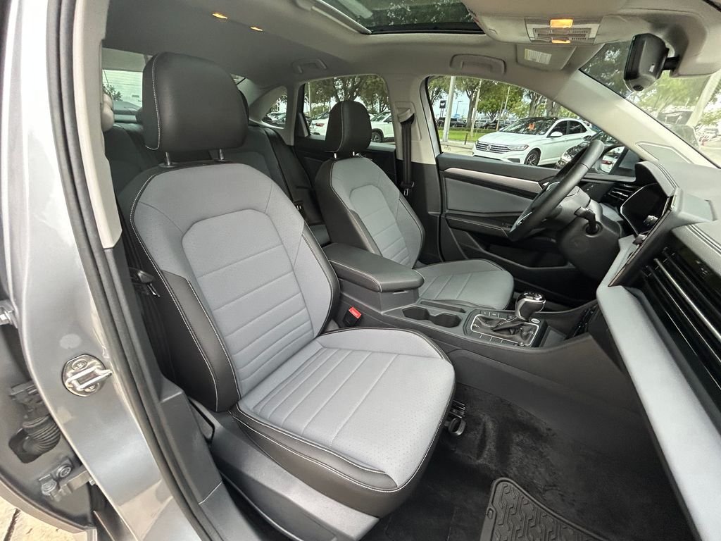Certified Used 2025 Silver Volkswagen 1.5T SE image 34