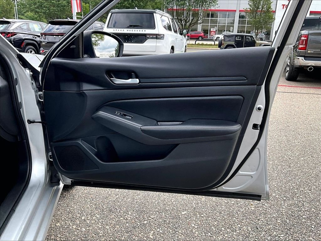 Used 2024 Silver Nissan 2.5 SV image 12