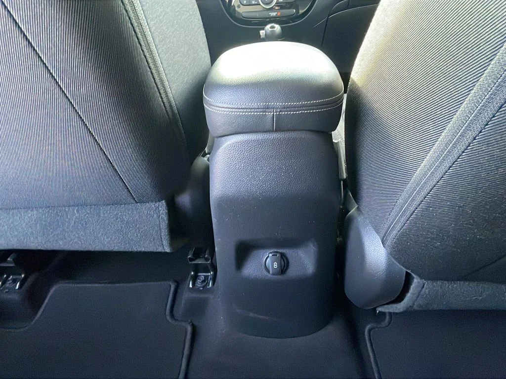 Used 2017 Silver Kia Plus image 18