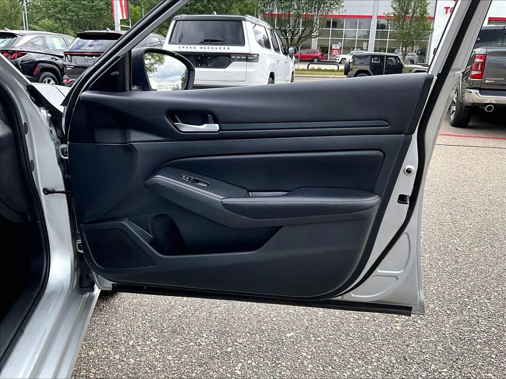 Certified Used 2024 Silver Nissan 2.5 SV image 12