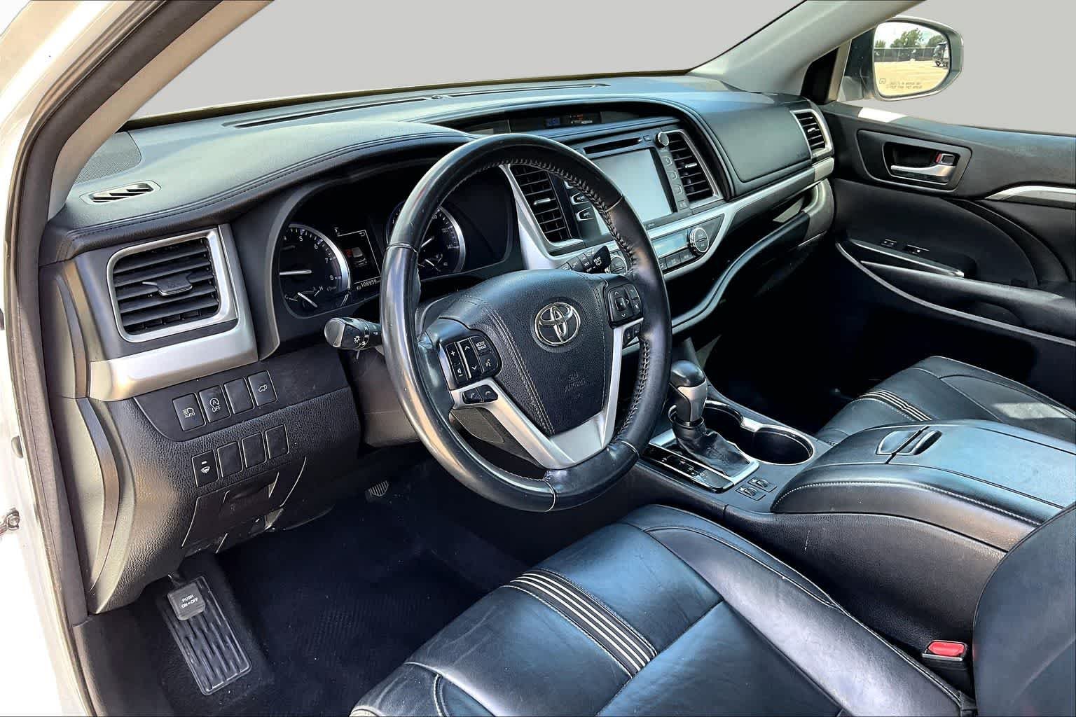 Used 2018 Blizzard Pearl Toyota SE image 27