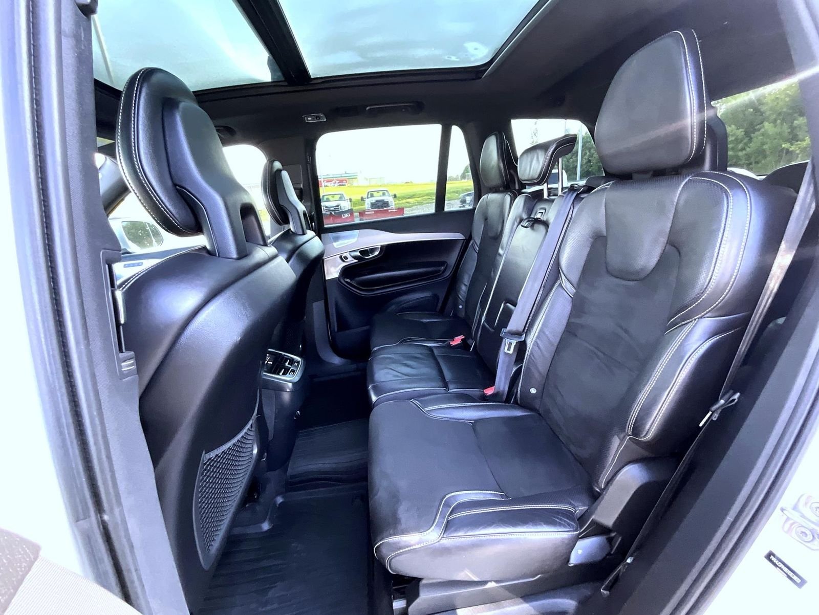 Used 2016 White Volvo T6 R-Design image 22