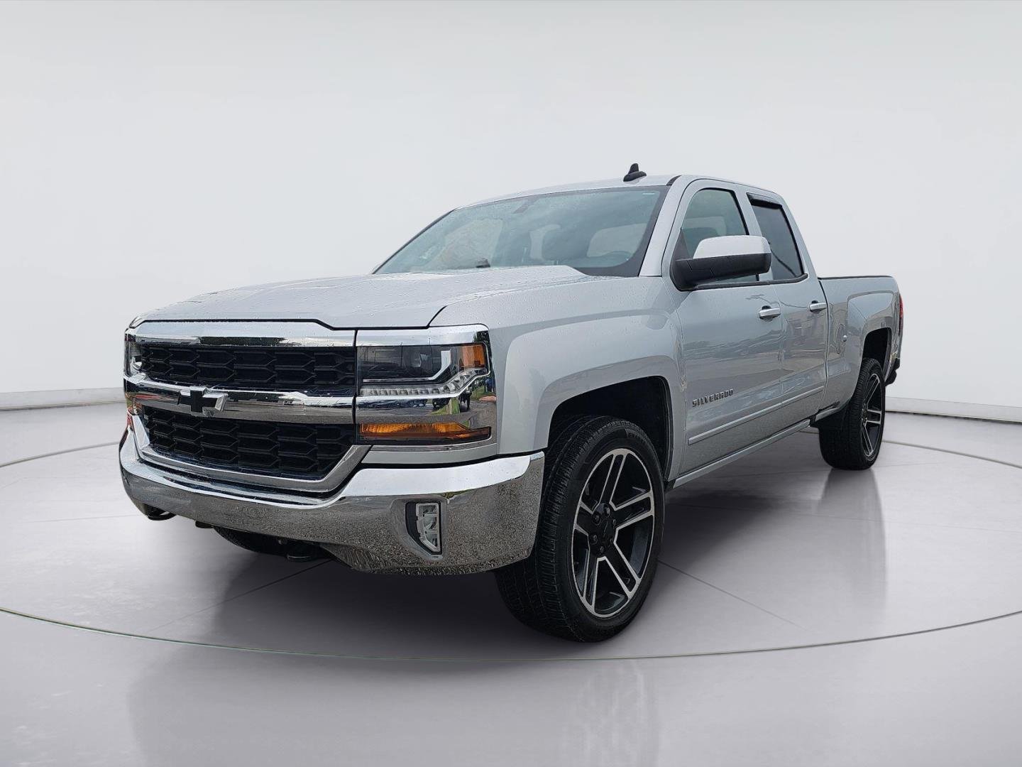 Used 2018 Silver Ice Metallic Chevrolet LT image 1