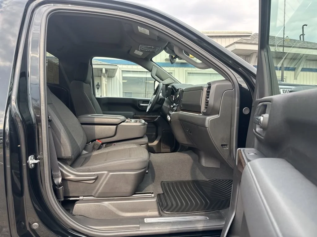 Used 2025 Onyx Black GMC SLE image 23