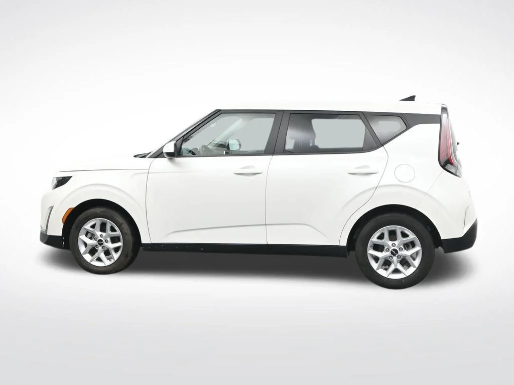 Used 2025 White Kia LX image 9