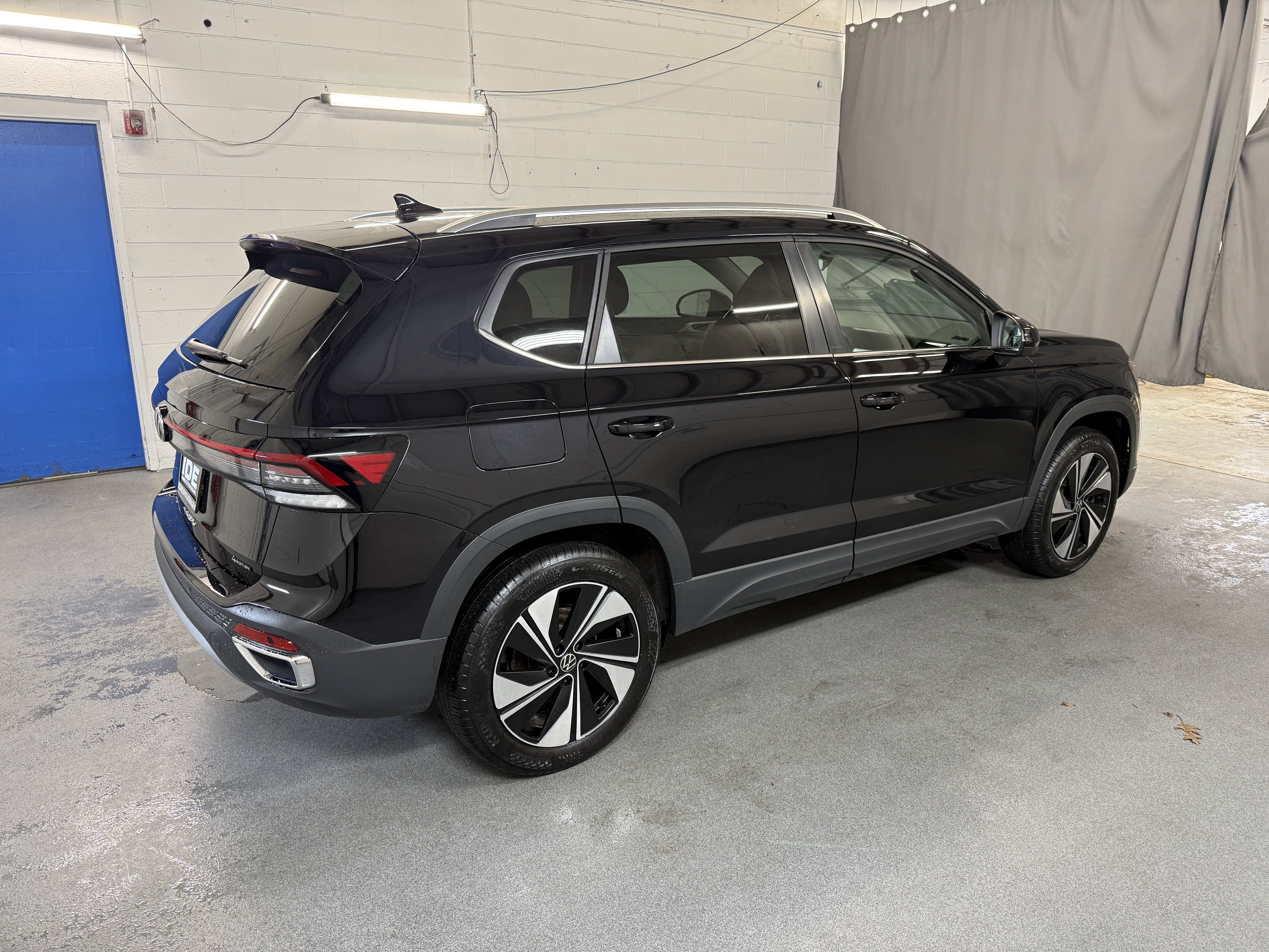 Used 2025 Deep Black Pearl Volkswagen SE image 9