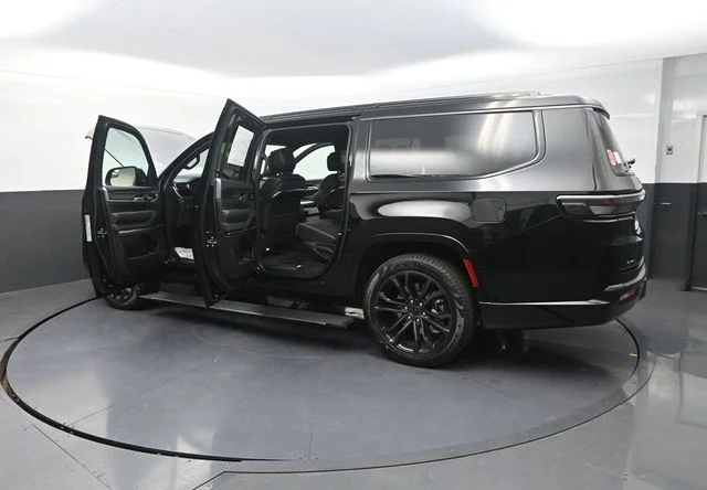 New 2026 High Gloss Black Exterior Paint Jeep Summit Reserve image 39