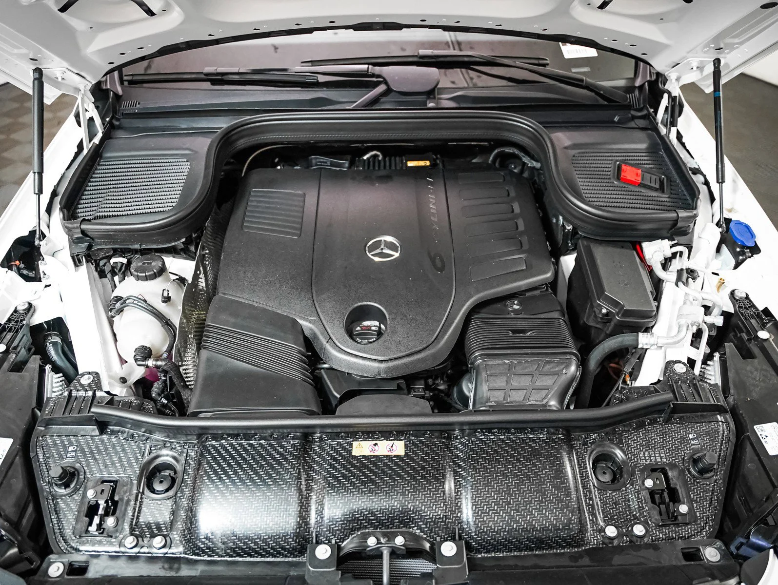 New 2026 Polar White Mercedes-Benz 4MATIC® image 4