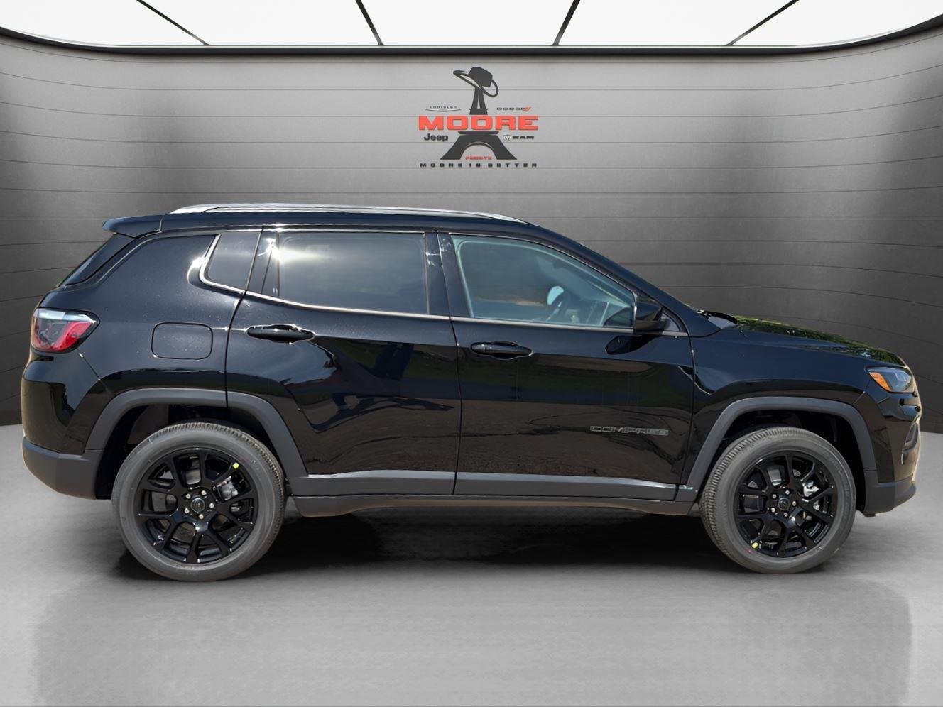 New 2026 Diamond Black Crystal Pearlcoat Jeep Latitude Altitude image 9
