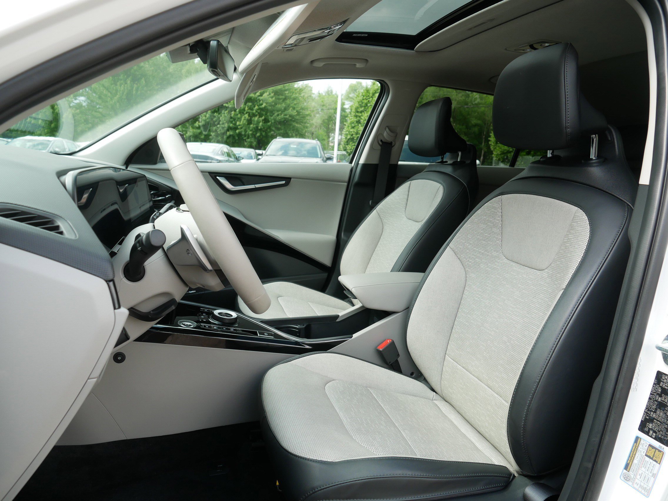 Certified Used 2024 Snow White Pearl Kia Wave image 34