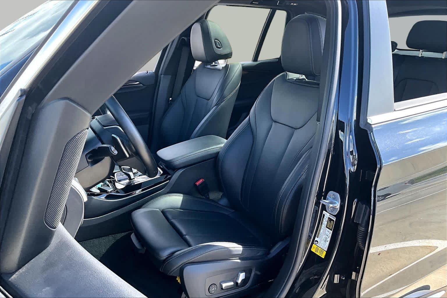 Used 2022 Black Sapphire Metallic BMW sDrive30i image 7