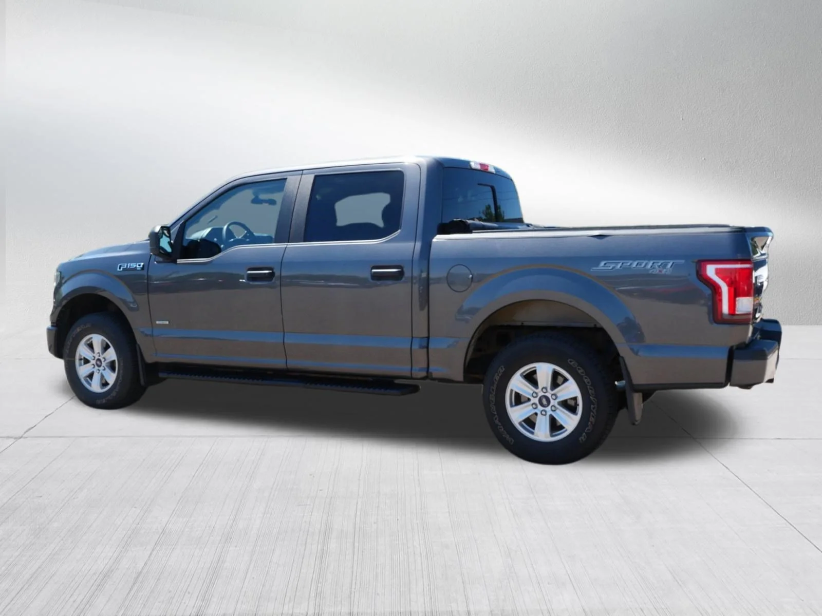 Used 2015 Magnetic Metallic Ford XL image 5