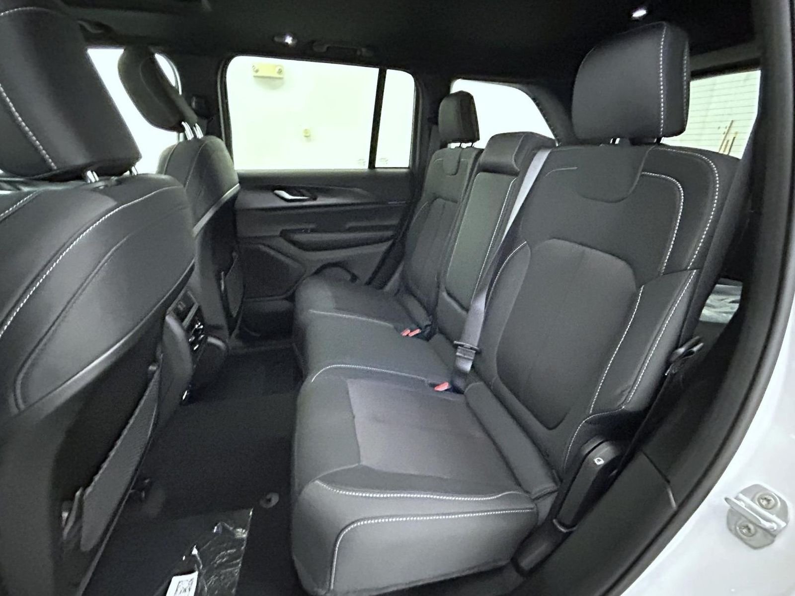 New 2026 Bright White Clear-Coat Exterior Paint Jeep Laredo X image 19