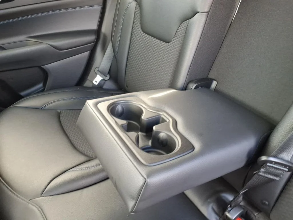 New 2026 Silver Zynith Metallic Clearcoat Jeep Latitude image 9