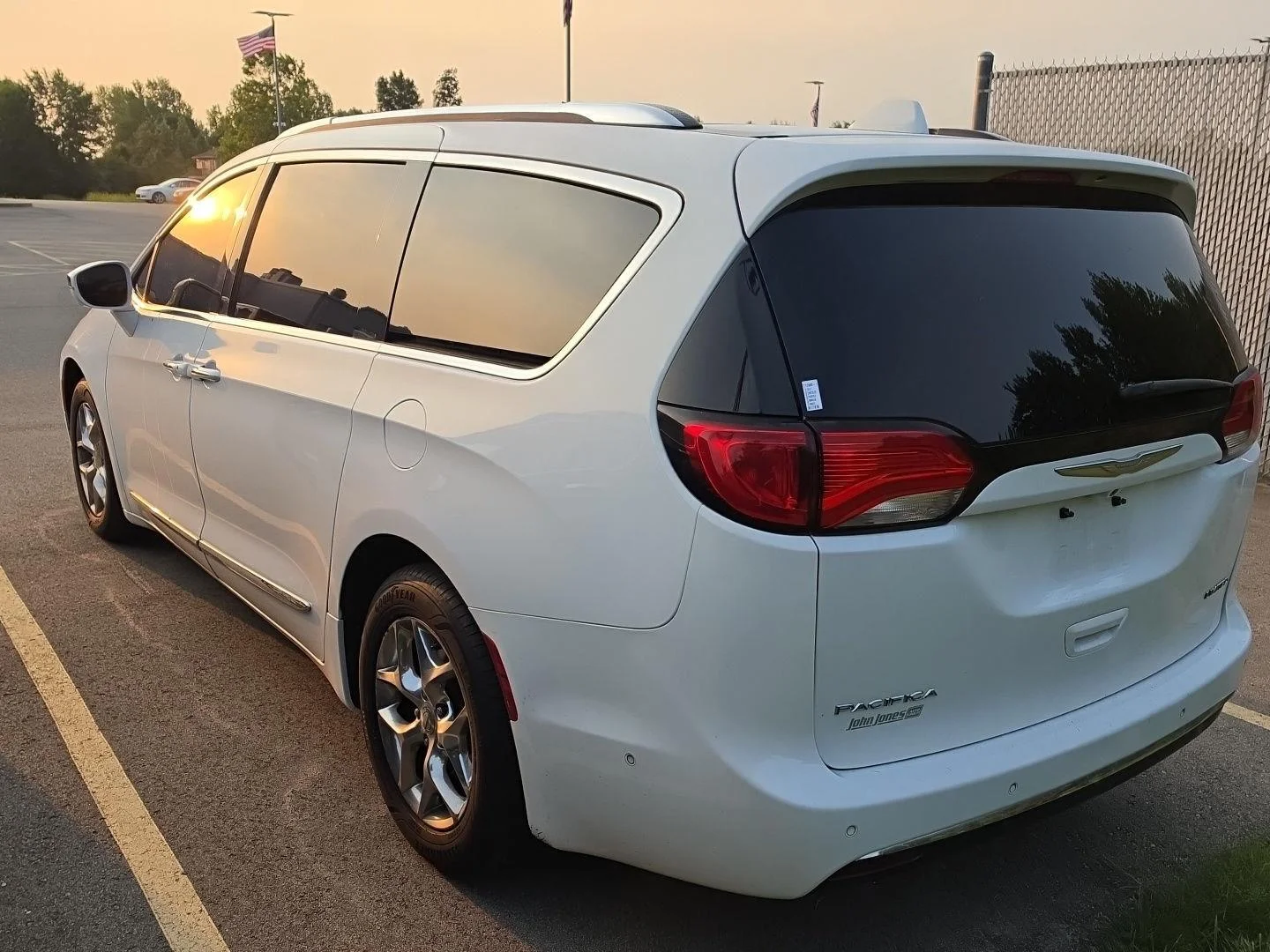 Used 2017 Bright White Clearcoat Chrysler Limited image 4