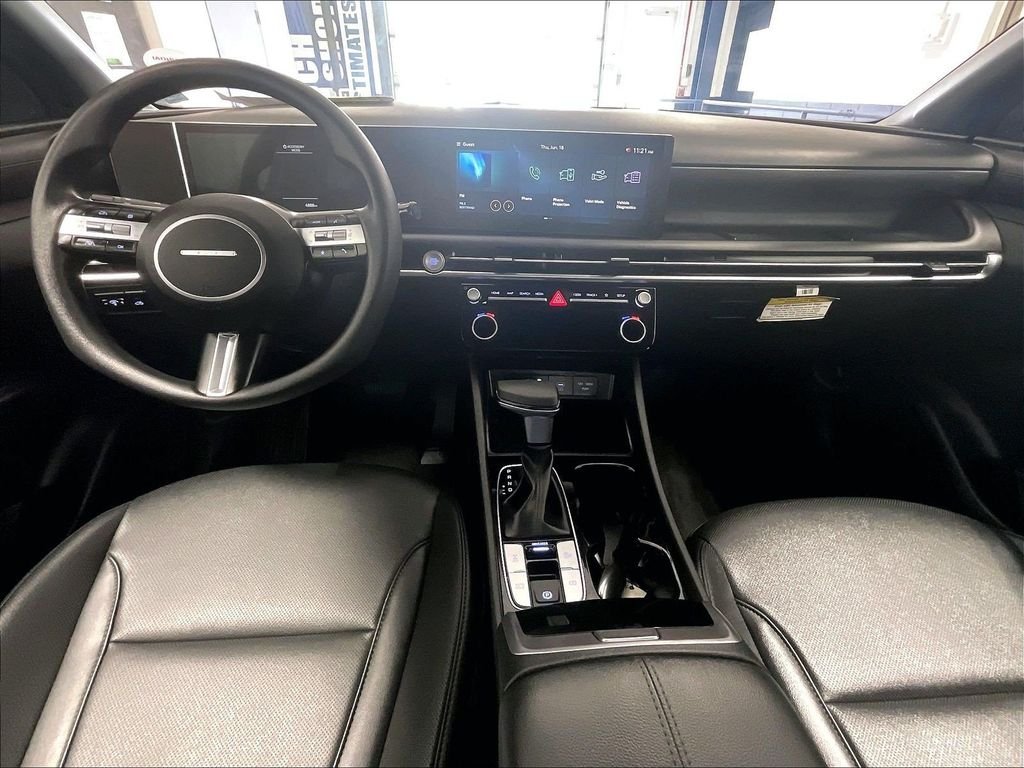 Used 2025 White Hyundai SEL image 21